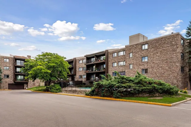 $114,999 | 4120 Parklawn Avenue, Unit 228, Edina, MN 55435