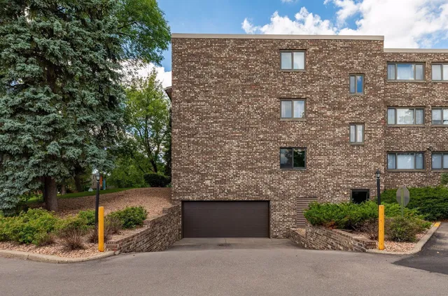 $114,999 | 4120 Parklawn Avenue, Unit 228, Edina, MN 55435