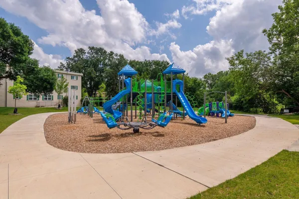 $104,900 | 4120 Parklawn Avenue, Unit 228, Edina, MN 55435