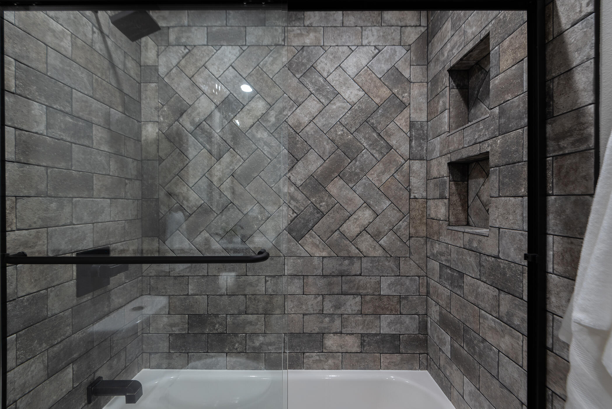 17032 Merced Road Bend, OR 97707 - Photo 23 of 36 24Guest shower