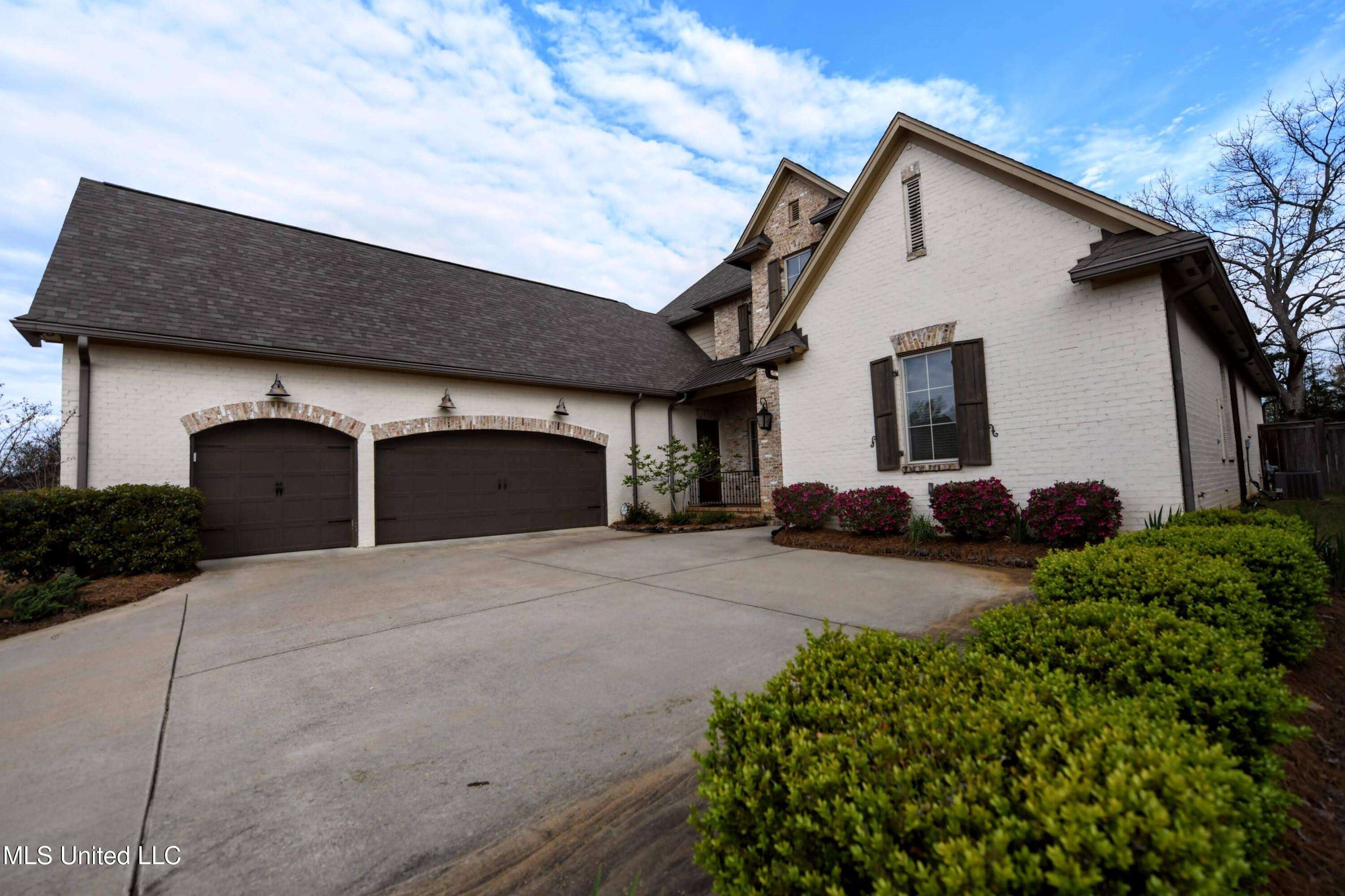 318 Summerville Drive Madison, MS 39110 - Photo 2 of 35 DSC_8203-EDIT