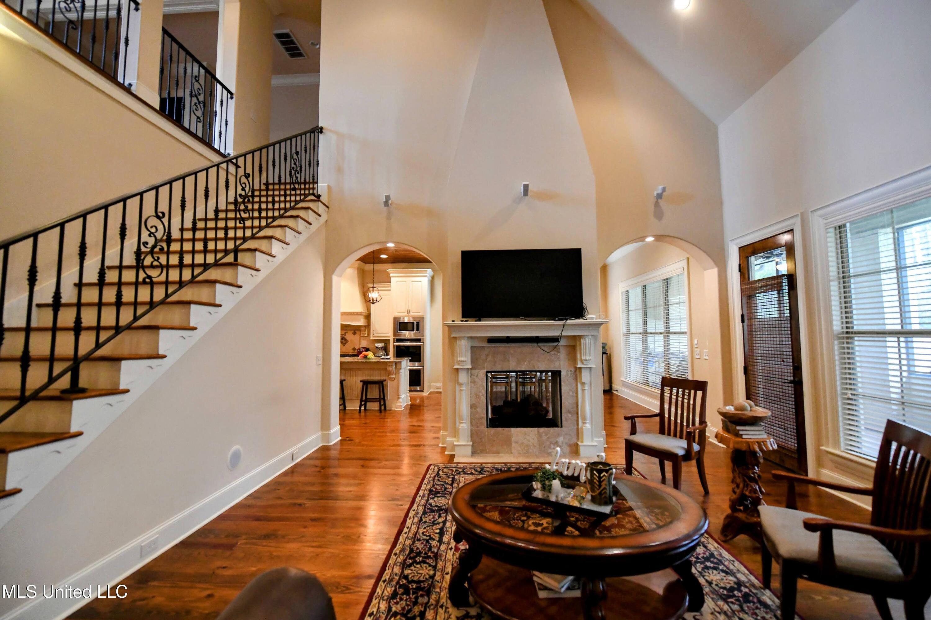 318 Summerville Drive Madison, MS 39110 - Photo 4 of 35 1