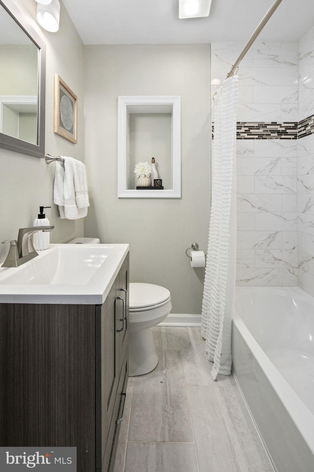 3424 Spring Drive Alexandria, VA 22306 - Photo 31 of 52 a bathroom with a sink toilet and a bathtub