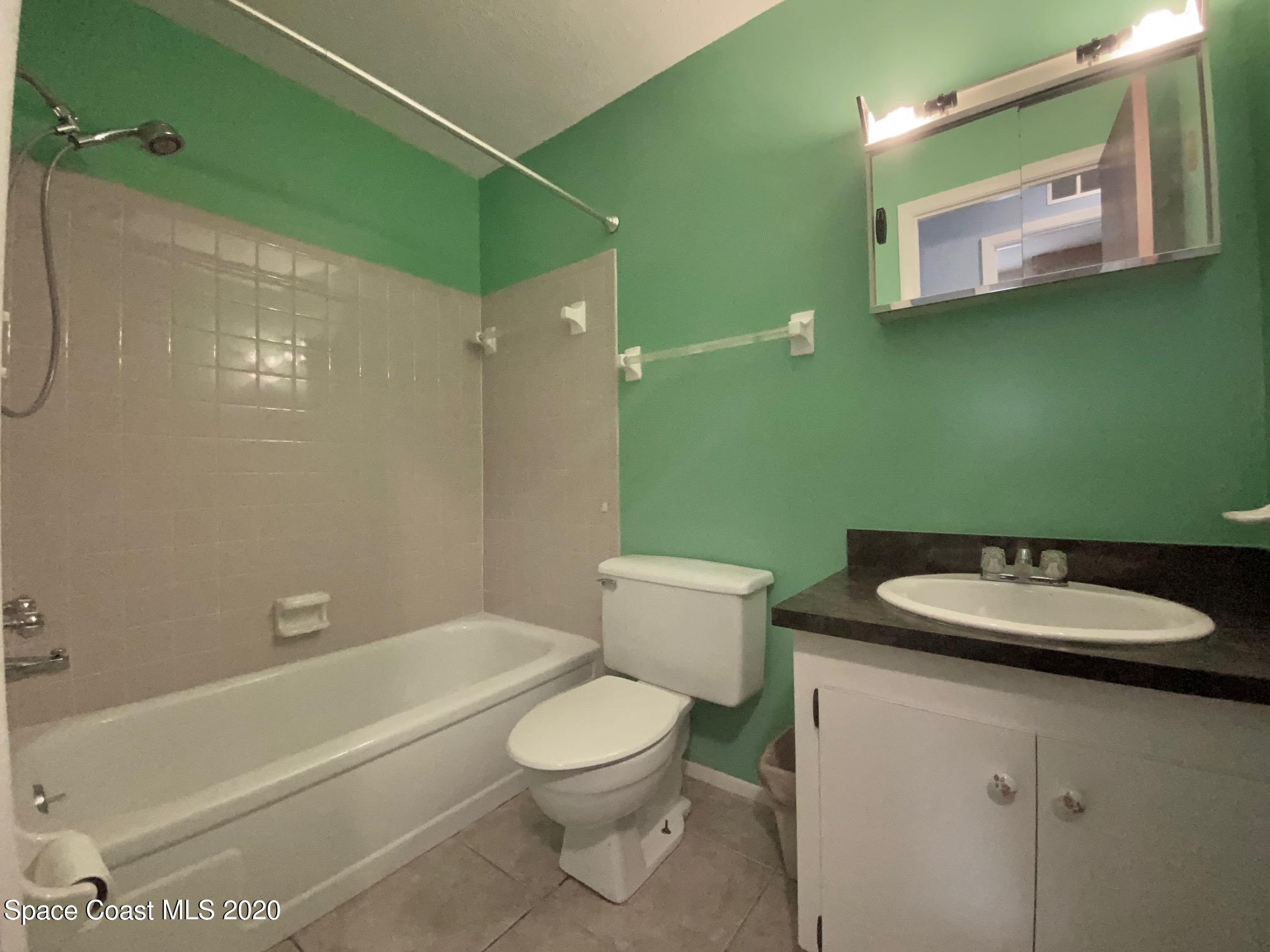 2790 Locksley Road Melbourne, FL 32935 - Photo 8 of 17 Hall bath