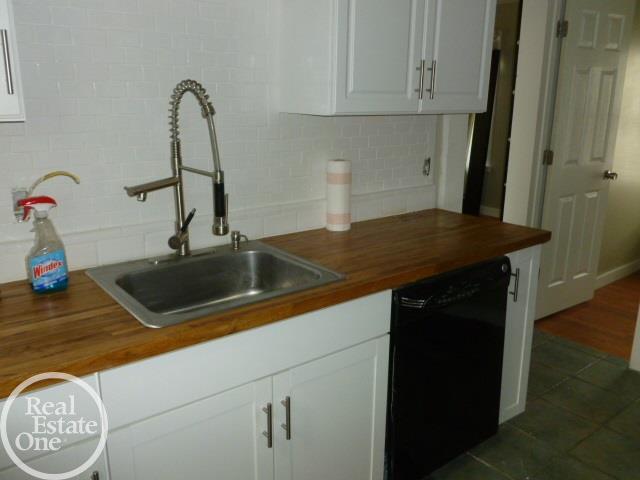 2169 Ridgemont Road Grosse Pointe, MI 48236 - Photo 6 of 11 31348780-5.JPG
