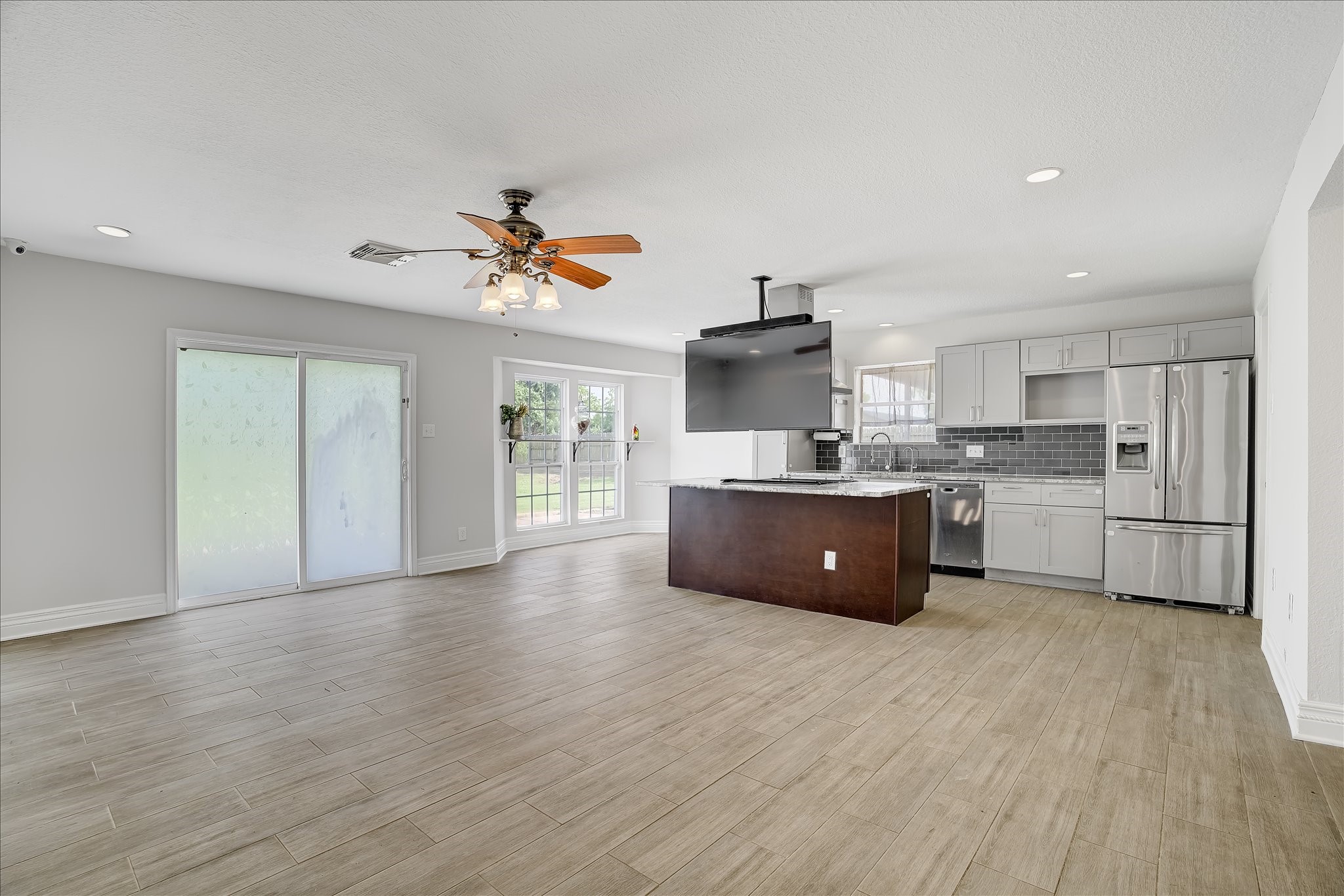 3205 Cemetery Road Santa Fe, TX 77517 - Photo 12 of 43 Open concept living opens right into the kitchen for ease of entertaining.