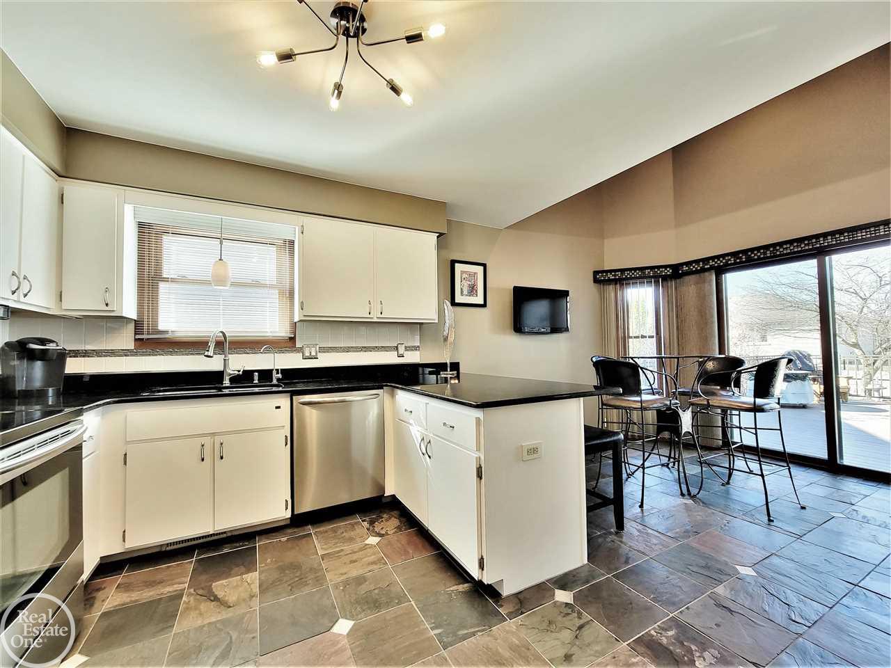 35739 Rockingham Drive New Baltimore, MI 48047 - Photo 9 of 47 50069647-8.JPG