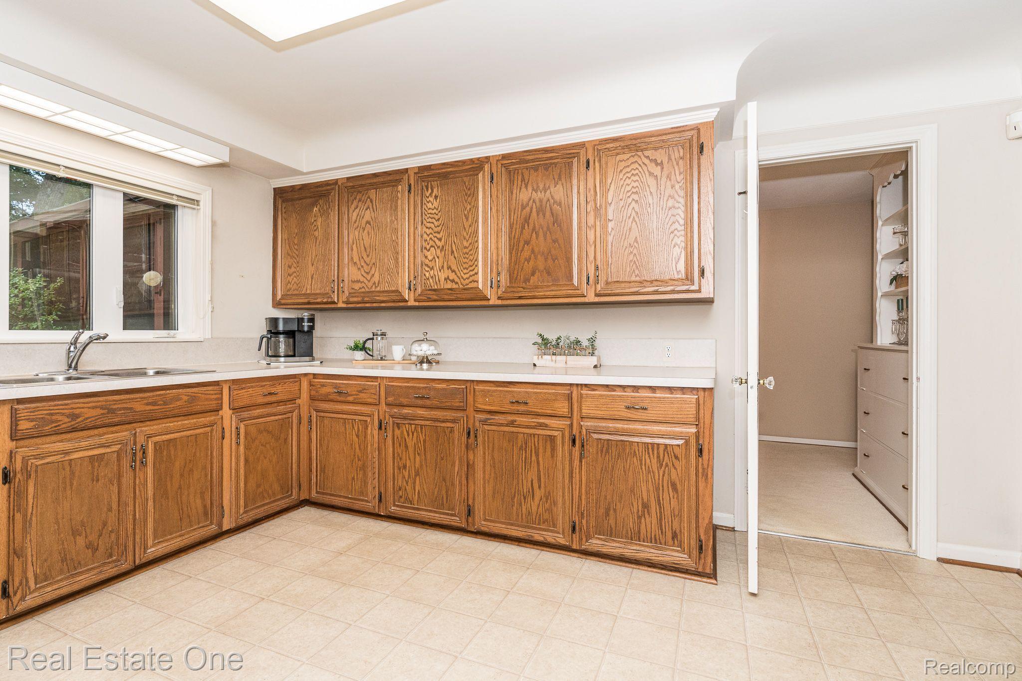 851 Peach Tree Lane Rochester, MI 48306 - Photo 35 of 60 Kitchen w/Door to Din