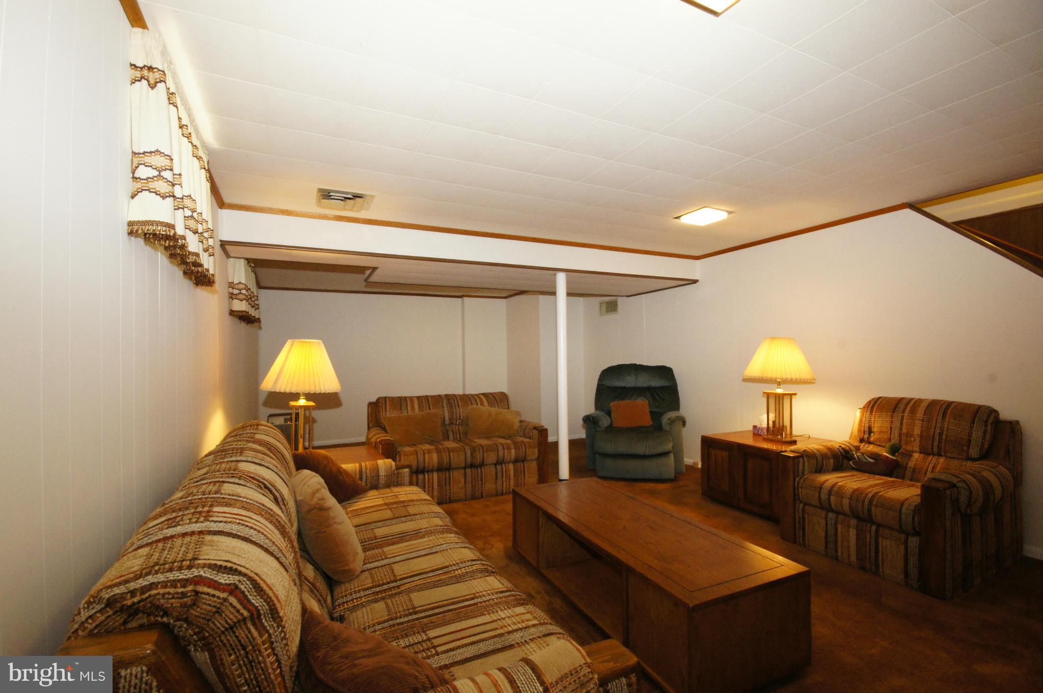 6202 Gilston Park Road Baltimore, MD 21228 - Photo 14 of 21 a living room with furniture and a lamp