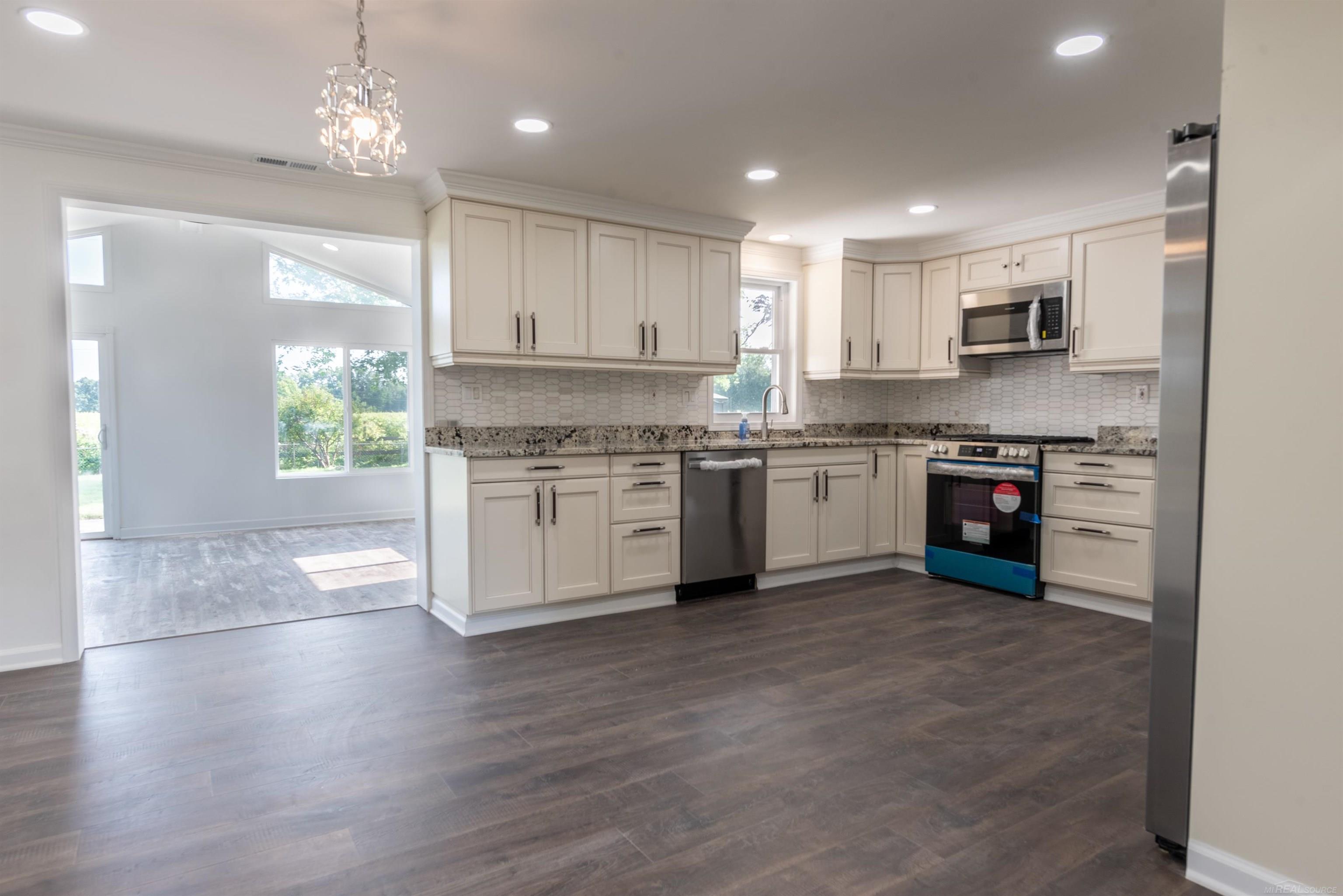 21630 Chester Road Ray, MI 48096 - Photo 10 of 28 50150226-44b73019-ef5a-478d-8ecf-92e35293fc36.JPG