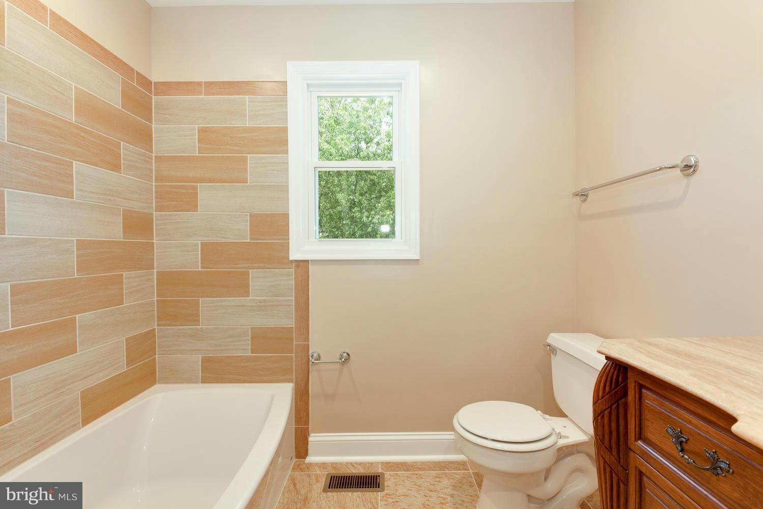 15010 Layhill Road Silver Spring, MD 20906 - Photo 22 of 30 Bath