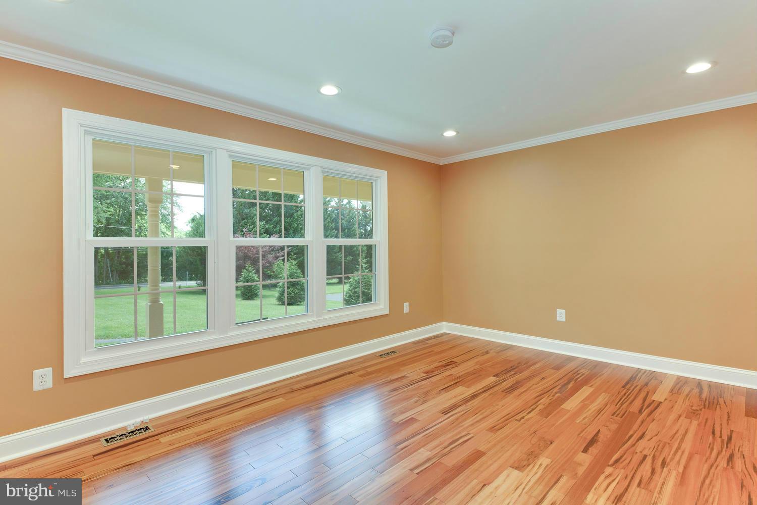 15010 Layhill Road Silver Spring, MD 20906 - Photo 4 of 30 Living Room