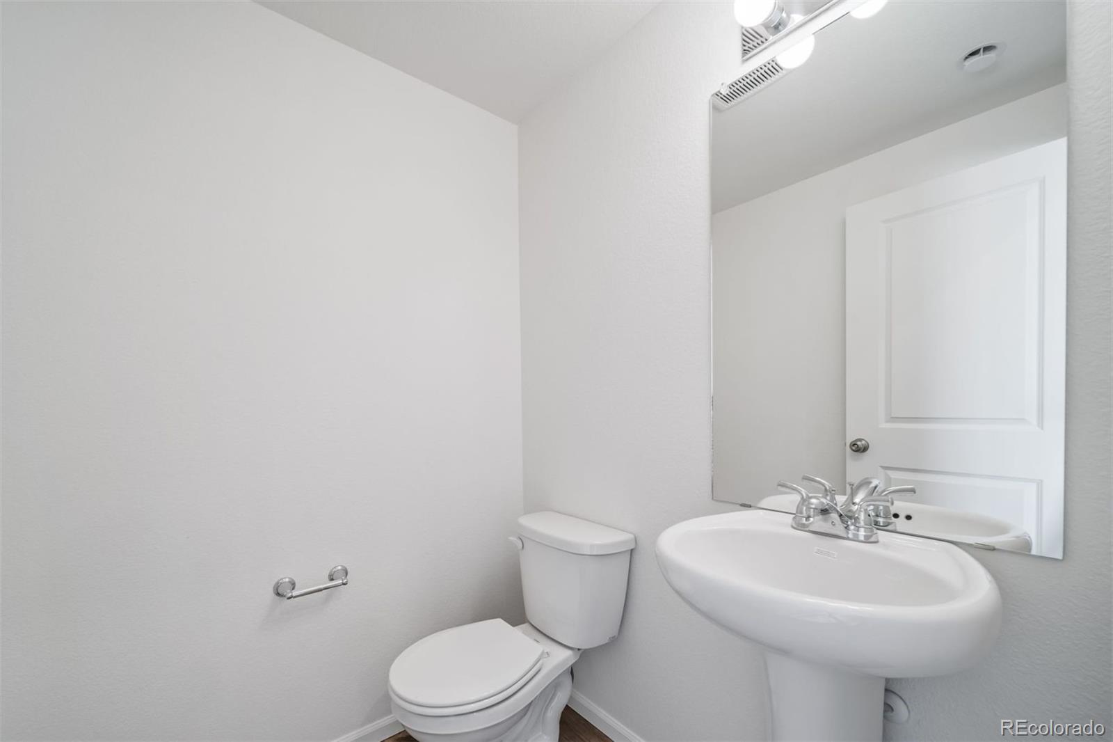 3915 North Rome Street Aurora, CO 80019 - Photo 13 of 34