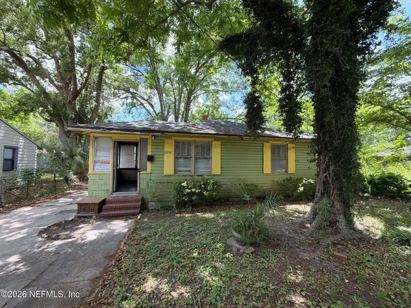 a view of a house with backyard
