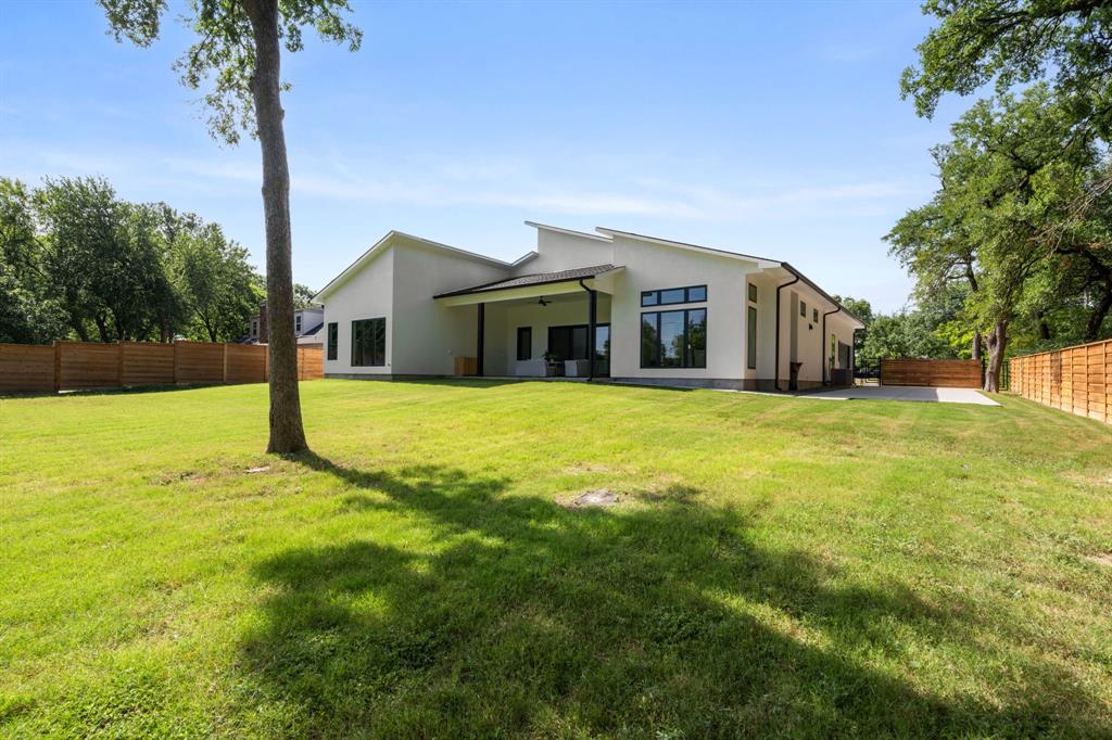 3115 Gibbs Williams Road Dallas, TX 75233 - Photo 28 of 37 a front view of house with yard and tree in it