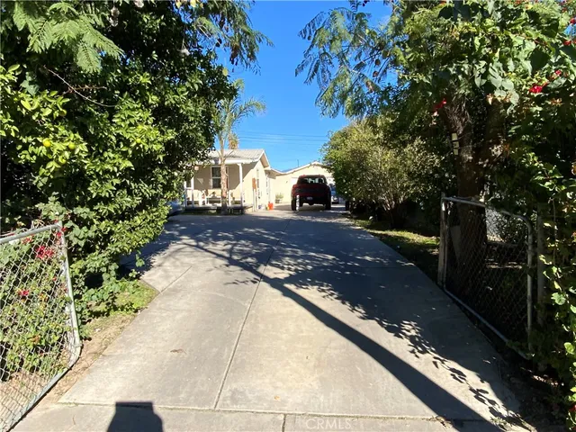 a view of a backyard