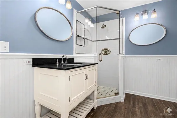$275,000 | 219 Old Oak Court West, Buffalo Grove, IL 60089