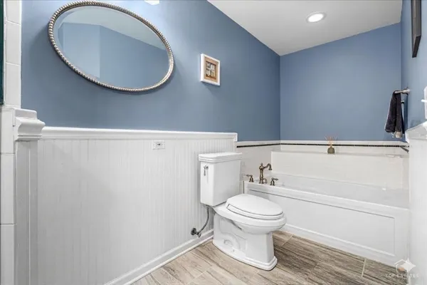$275,000 | 219 Old Oak Court West, Buffalo Grove, IL 60089