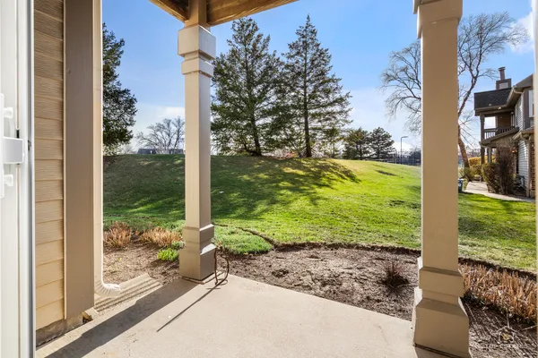 $275,000 | 219 Old Oak Court West, Buffalo Grove, IL 60089