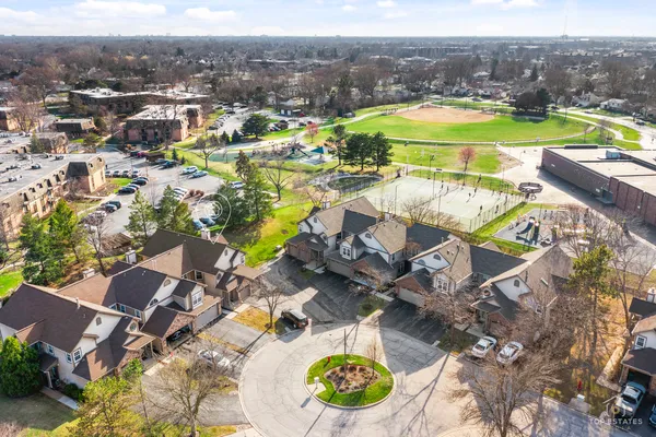 $275,000 | 219 Old Oak Court West, Buffalo Grove, IL 60089