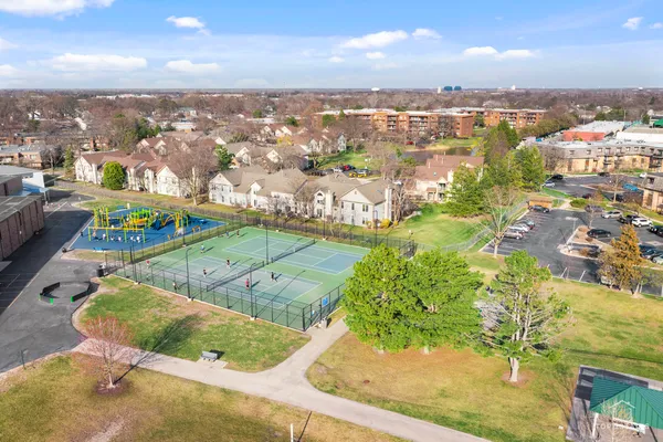 $275,000 | 219 Old Oak Court West, Buffalo Grove, IL 60089