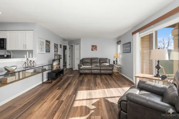 $275,000 | 219 Old Oak Court West, Buffalo Grove, IL 60089