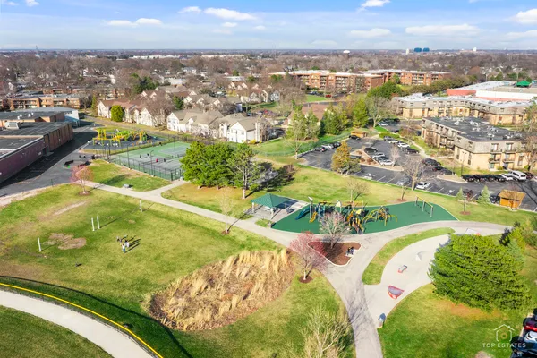 $275,000 | 219 Old Oak Court West, Buffalo Grove, IL 60089