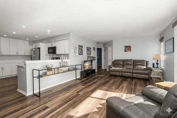 $275,000 | 219 Old Oak Court West, Buffalo Grove, IL 60089