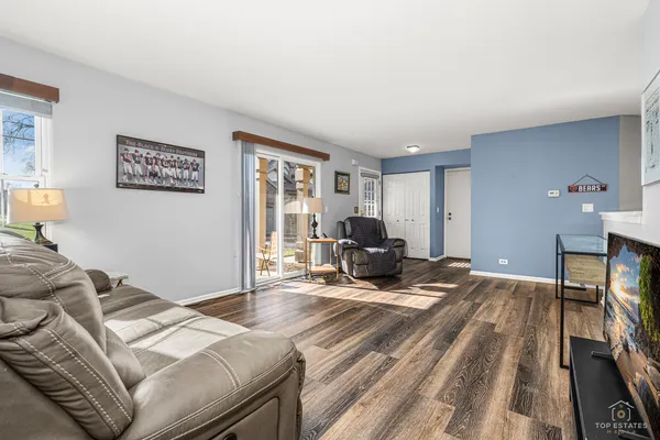 $275,000 | 219 Old Oak Court West, Buffalo Grove, IL 60089