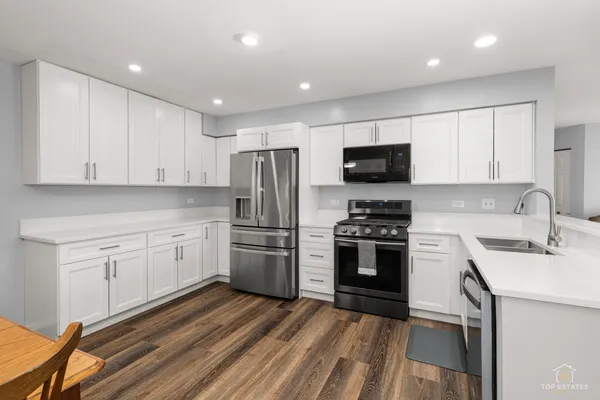 $275,000 | 219 Old Oak Court West, Buffalo Grove, IL 60089