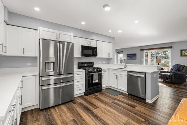 $275,000 | 219 Old Oak Court West, Buffalo Grove, IL 60089