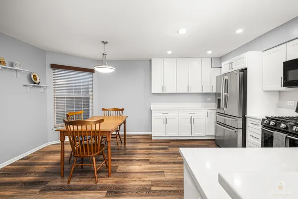 $275,000 | 219 Old Oak Court West, Buffalo Grove, IL 60089