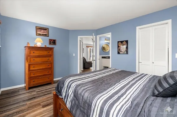 $275,000 | 219 Old Oak Court West, Buffalo Grove, IL 60089