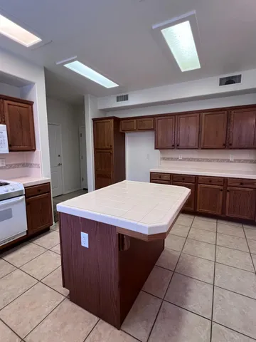 $2,250 | 770 West Brittany Lane, Clovis, CA 93619
