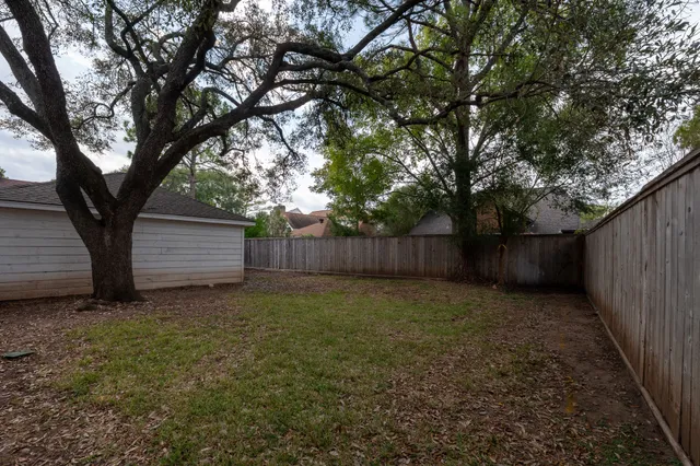 a house view with backyard space