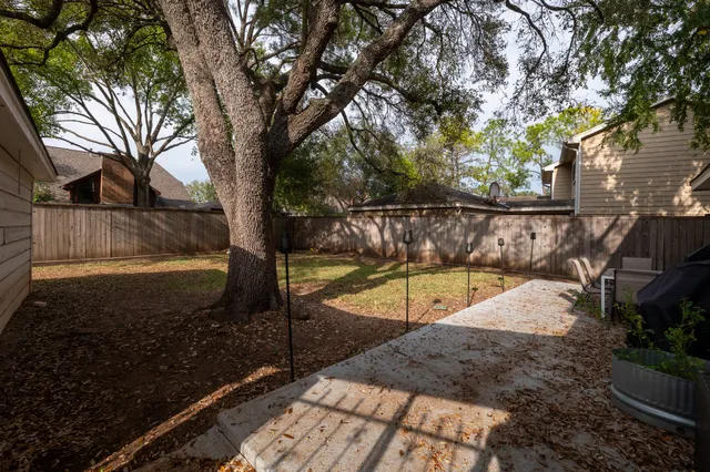 a view of a backyard