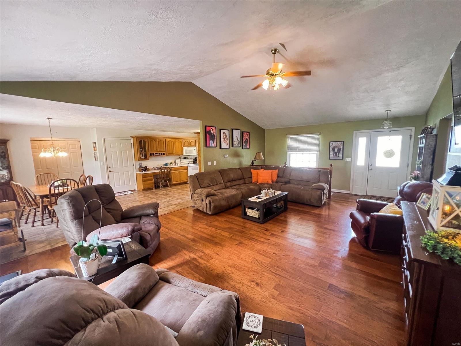 671 Kane Street Carlyle, IL 62231 - Photo 4 of 40 Gallery Image 4