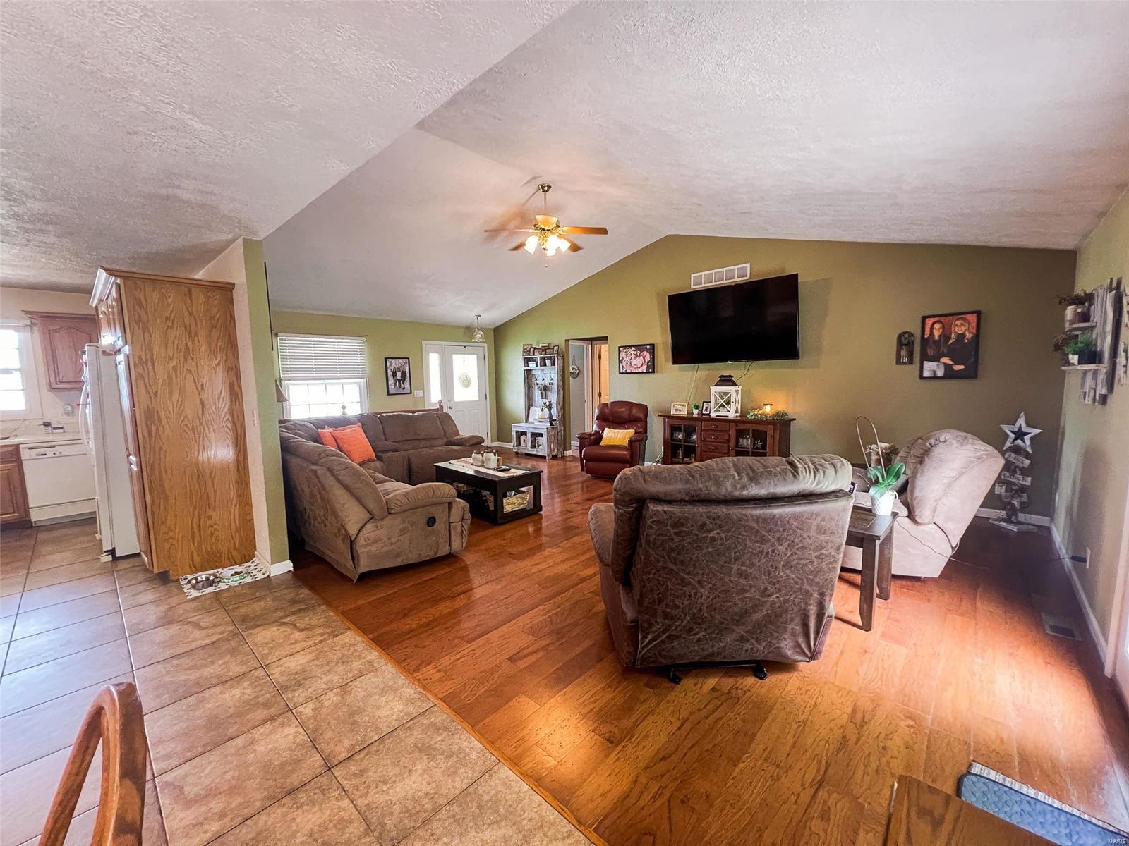 671 Kane Street Carlyle, IL 62231 - Photo 5 of 40 Gallery Image 5