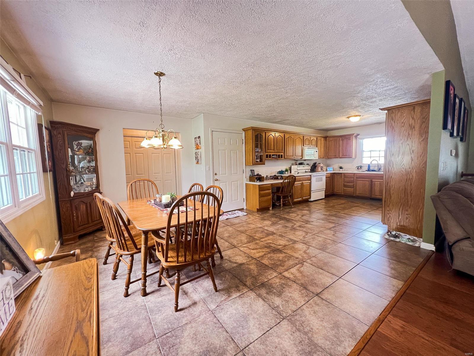 671 Kane Street Carlyle, IL 62231 - Photo 6 of 40 Gallery Image 6