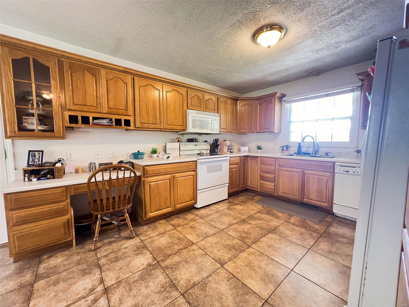 671 Kane Street Carlyle, IL 62231 - Photo 8 of 40 Gallery Image 8