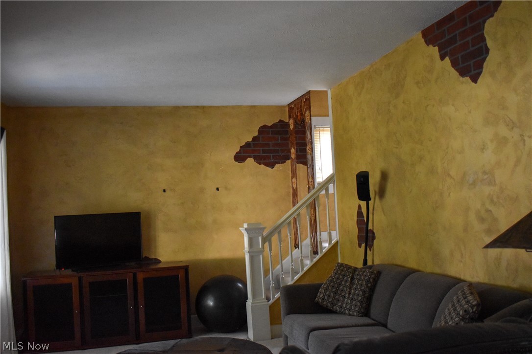 1138 Elmwood Road Cleveland, OH 44124 - Photo 8 of 18 Gallery Image 8