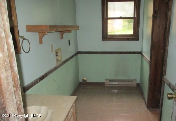 2817 Jackson Road Stroudsburg, PA 18360 - Photo 20 of 22 a view of walk in closet with window
