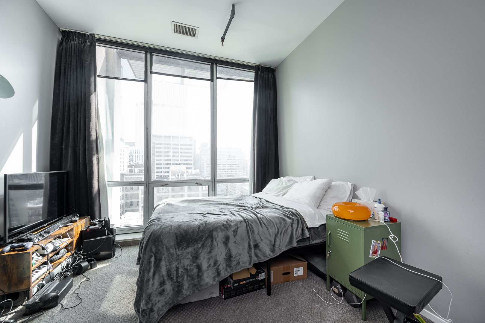 700 West Van Buren Street, Unit PH3 Chicago, IL 60607 - Photo 19 of 20 a bedroom with a bed and a window
