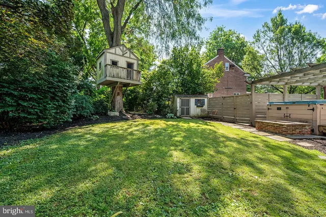 a house view with a outdoor space