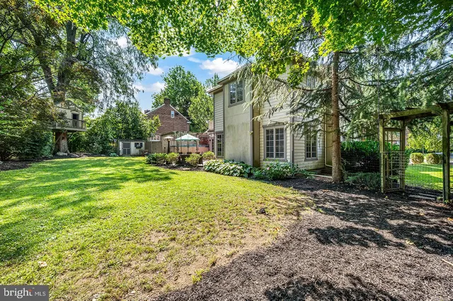 a view of a house with backyard and garden