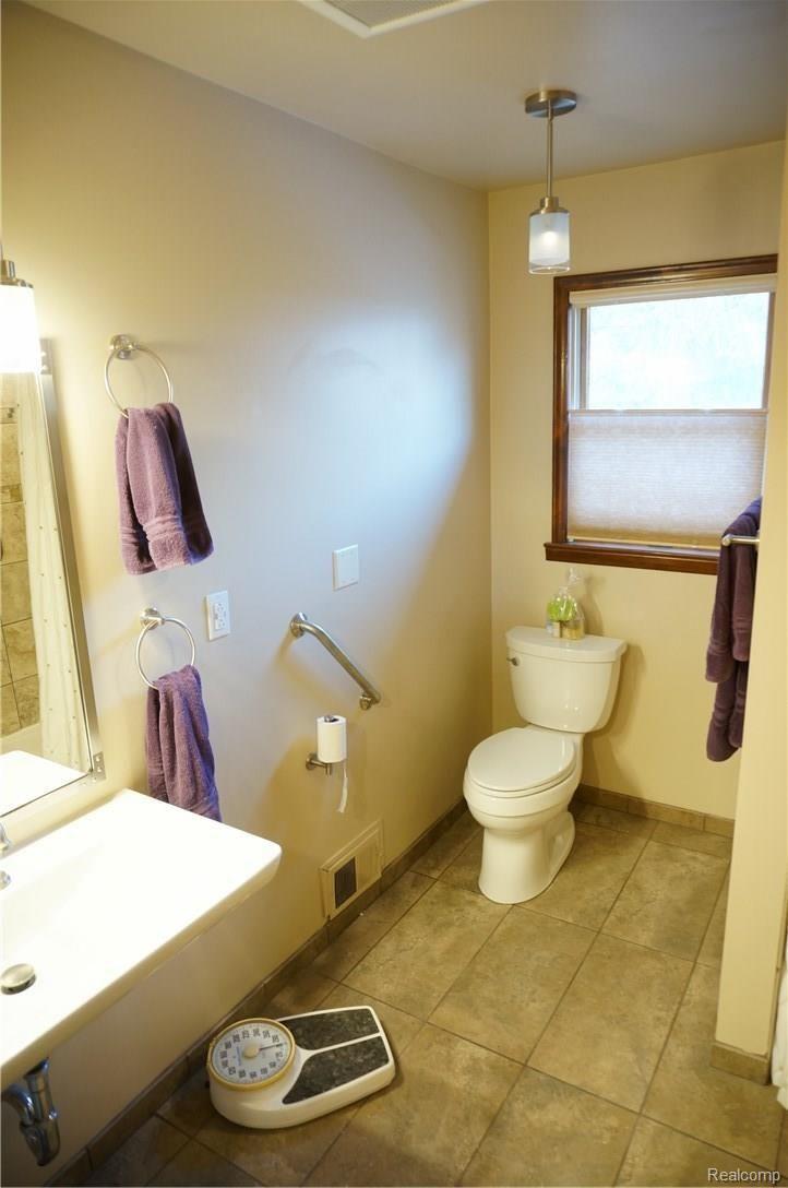 35550 Tall Pine Road Farmington, MI 48335 - Photo 14 of 27 Master bathroom.