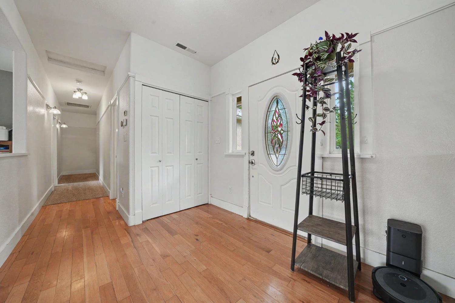 18461 Shake Ridge Road Sutter Creek, CA 95685 - Photo 10 of 77 Entry and Hall to bedrooms.