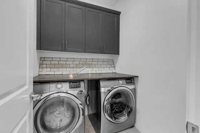 a view of a back yard