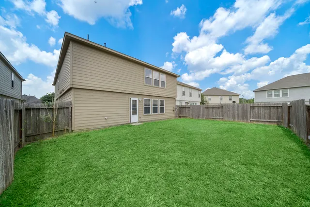 a view of a house with backyard and garden