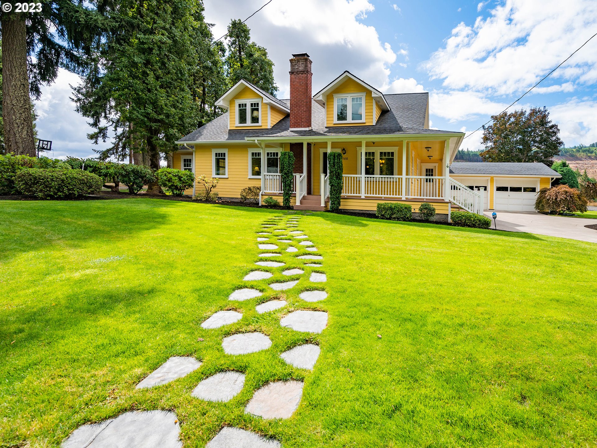 37692 Wheeler Road Dexter, OR 97431 - Photo 2 of 48 a front view of a house with garden
